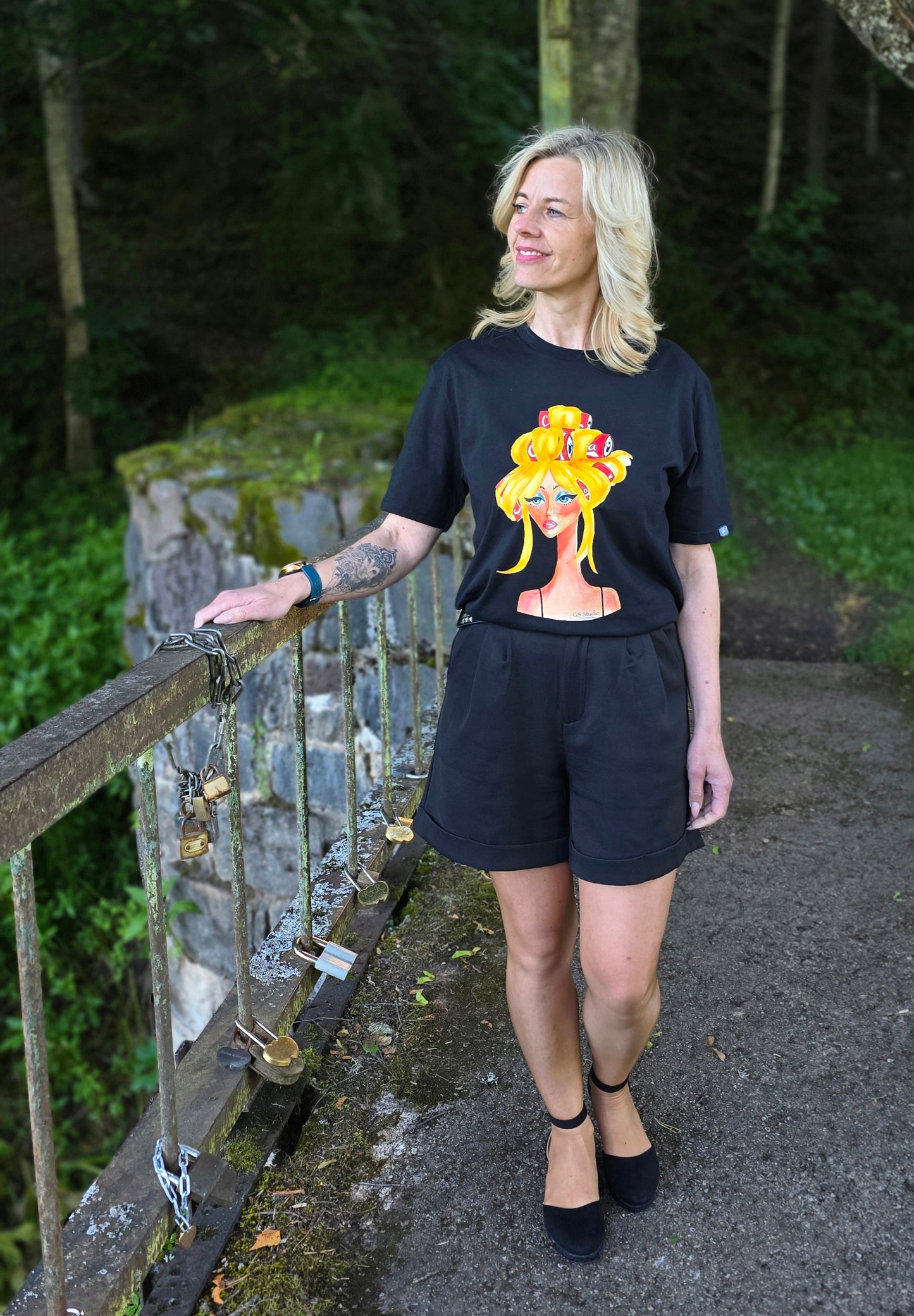 GS Studio T-Krekls "Blondīne ar ruļļiem"