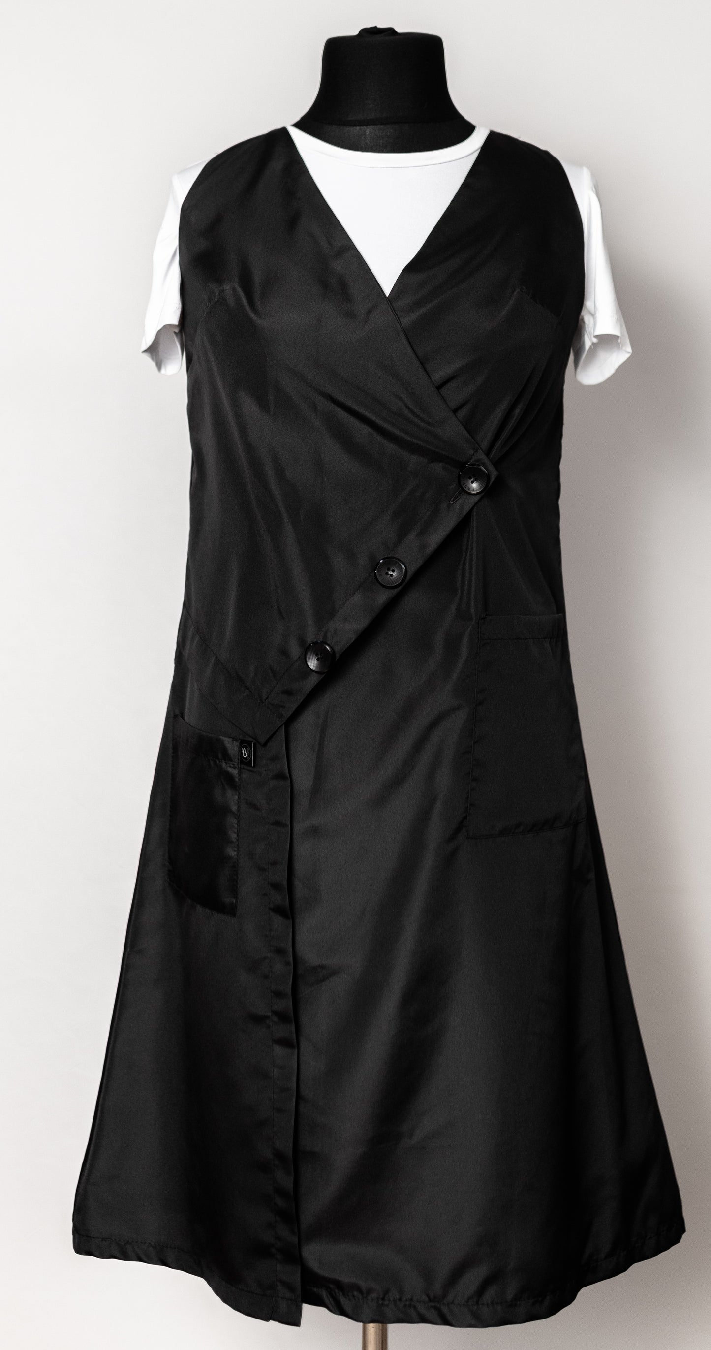 Darba halāts ar modernu piegriezumu un kabatām