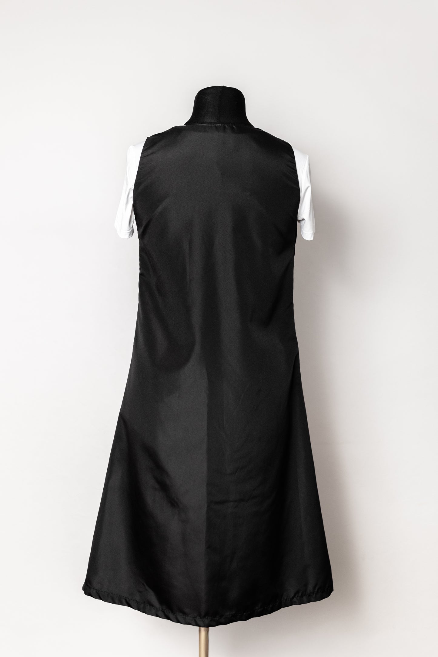 Darba halāts ar modernu piegriezumu un kabatām