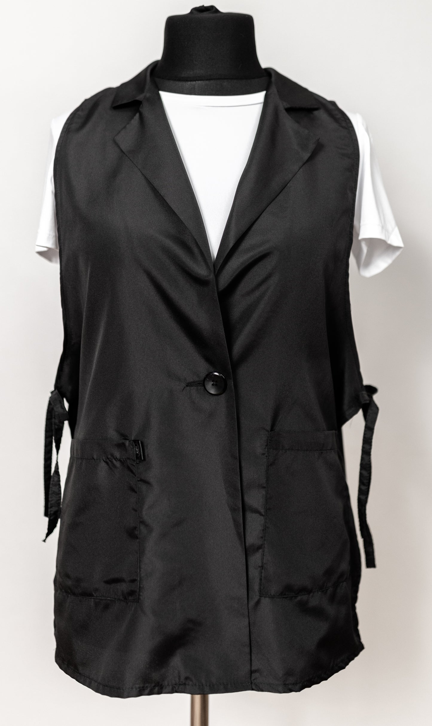 Pagarinātā darba veste ar regulējamiem sāniem un kabatām