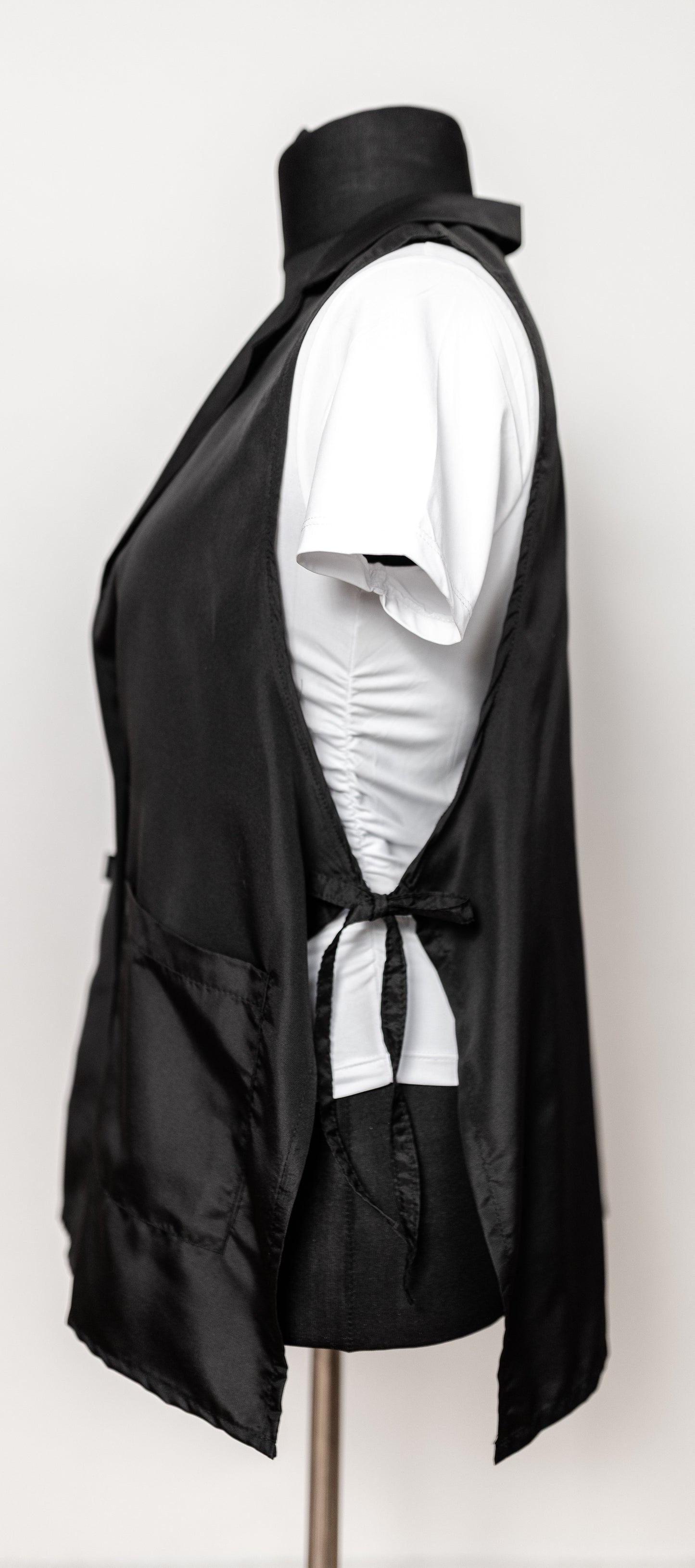 Pagarinātā darba veste ar regulējamiem sāniem un kabatām