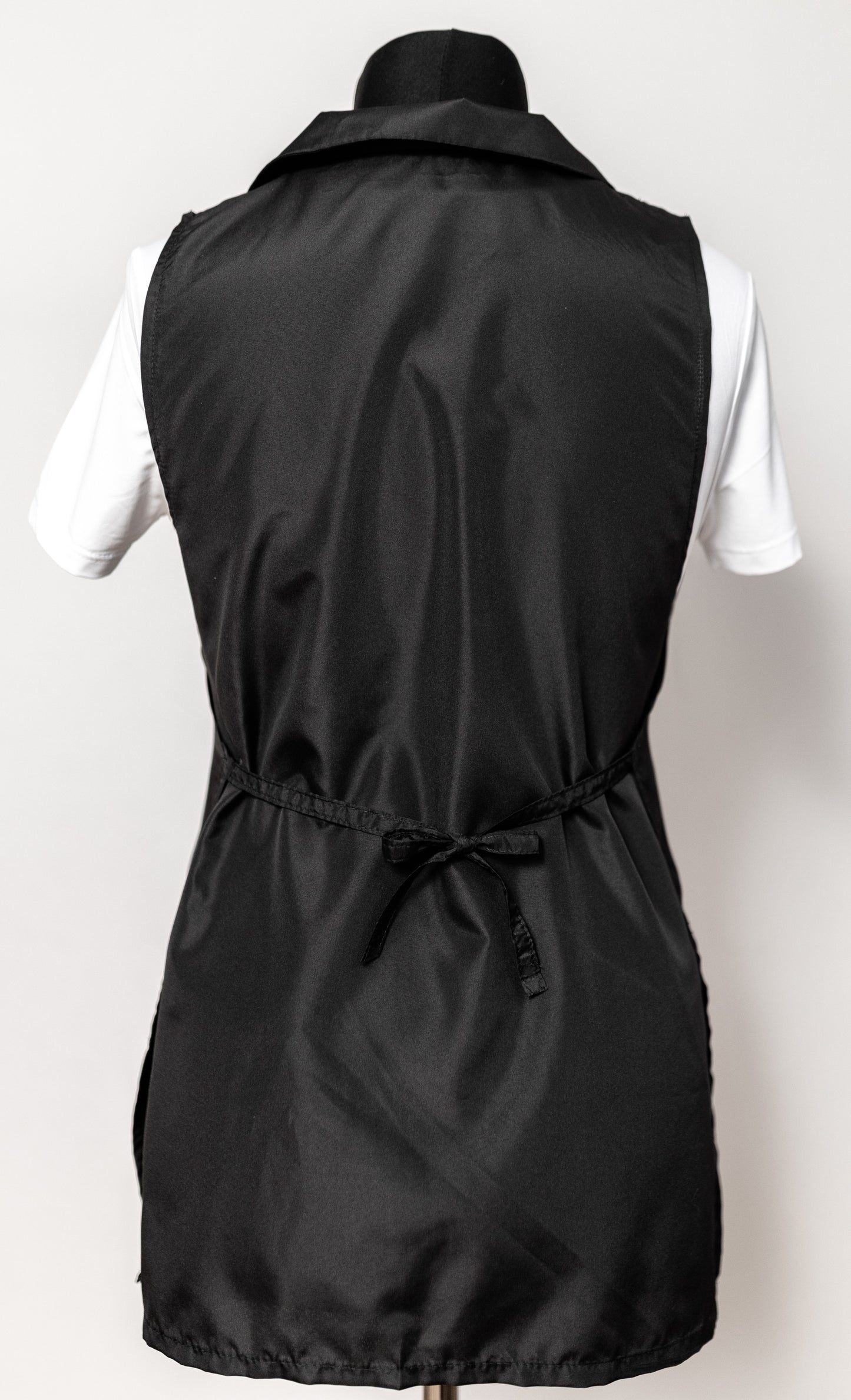 Pagarinātā darba veste ar regulējamiem sāniem un kabatām