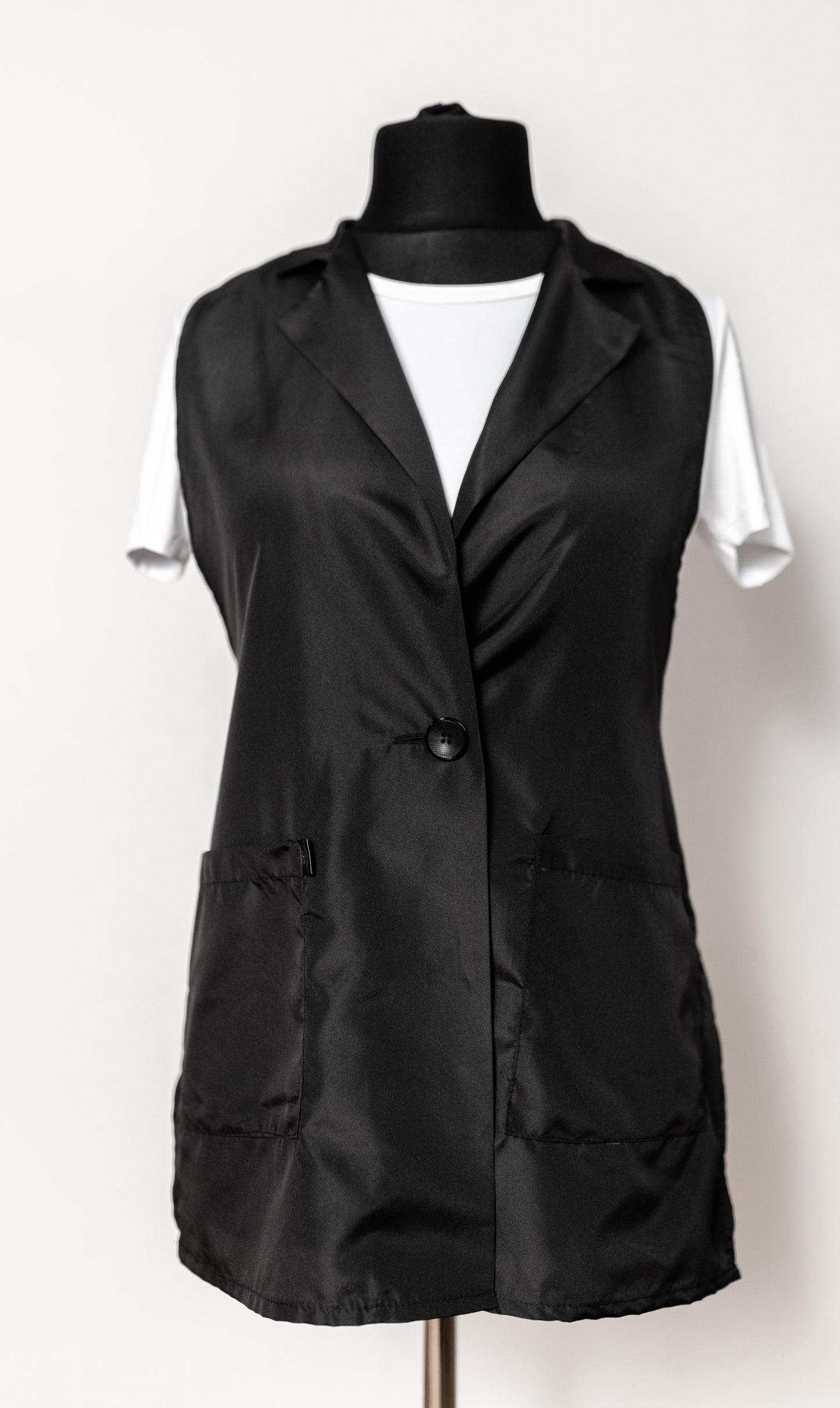 Pagarinātā darba veste ar regulējamiem sāniem un kabatām