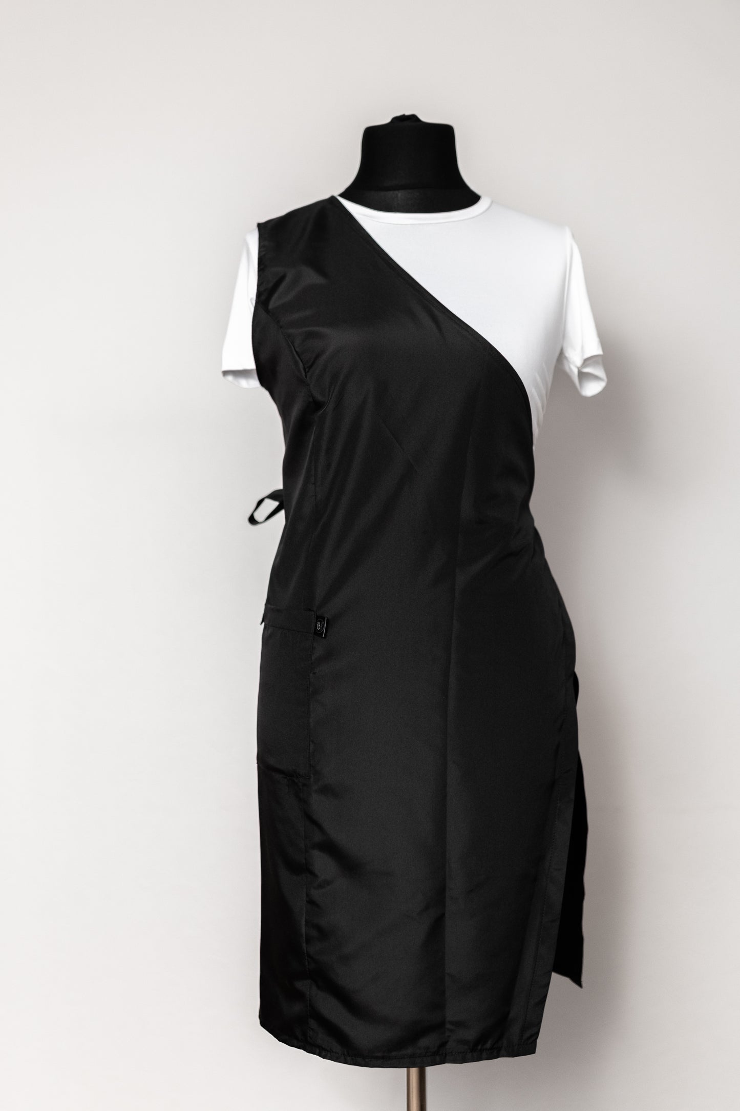 Asimetrisks friziera tērps ar kabatu