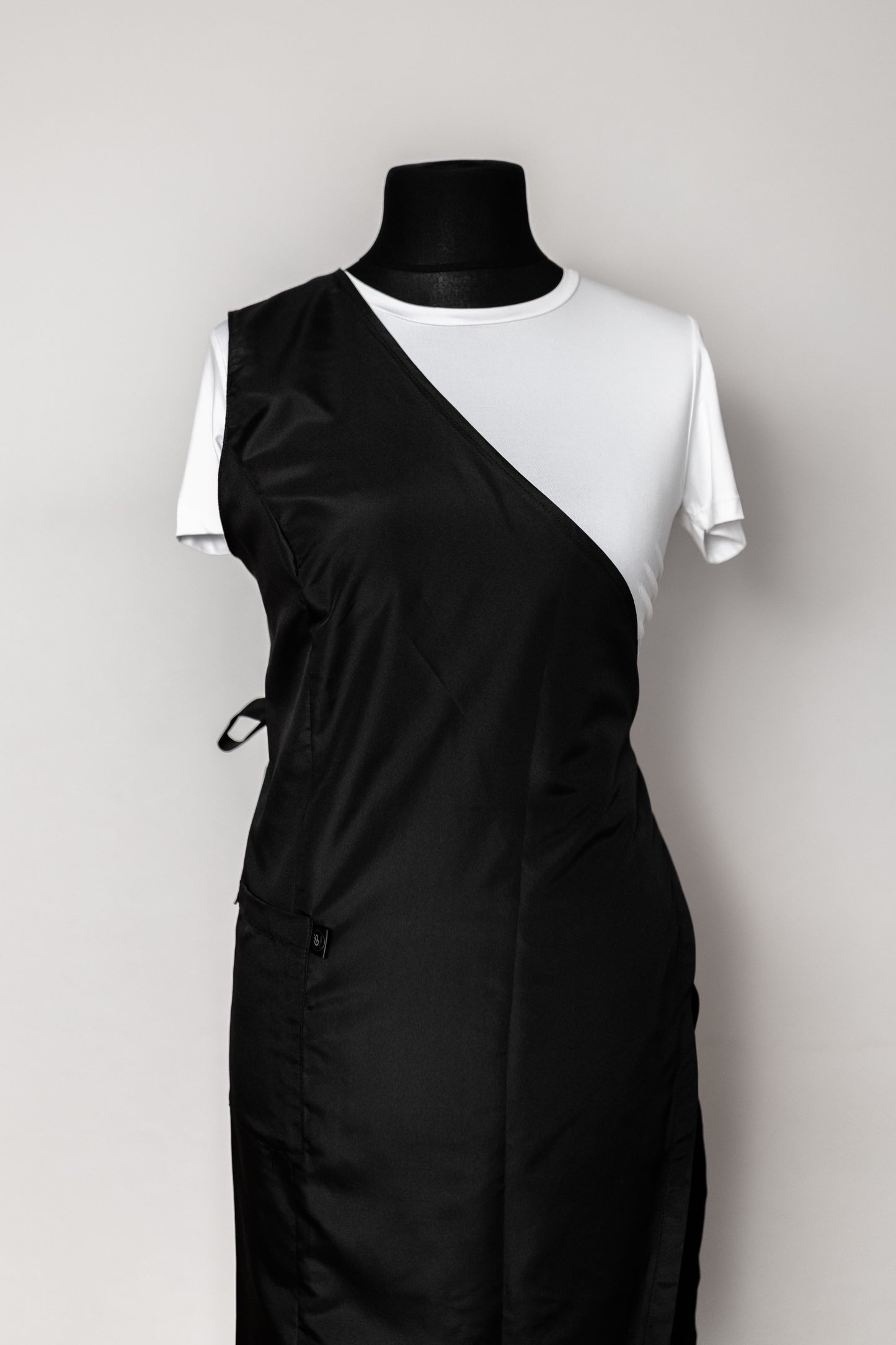 Asimetrisks friziera tērps ar kabatu